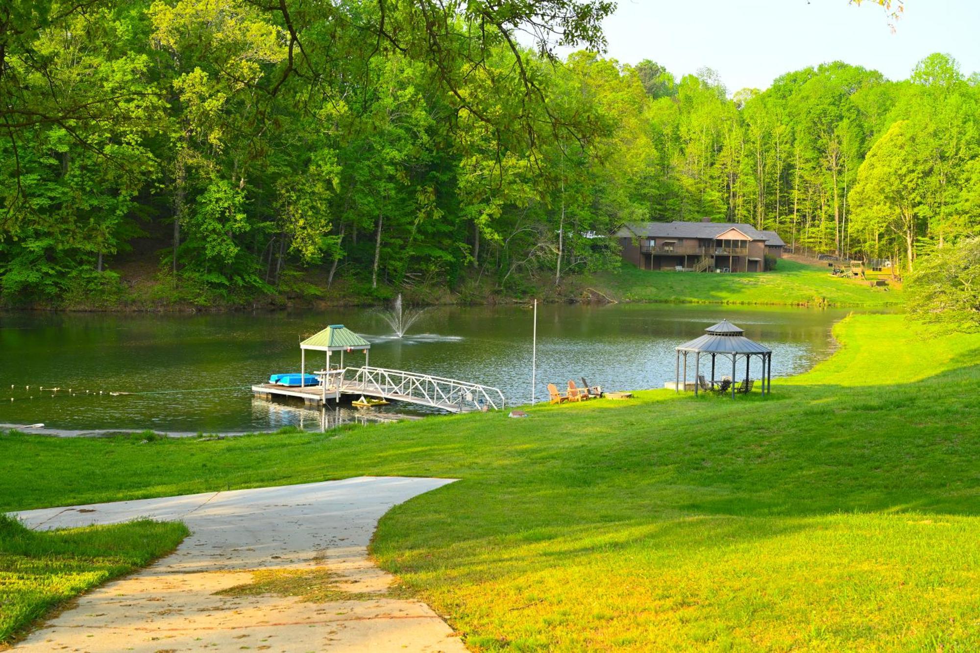 Southern Home And Fishing Lake. 게인즈빌 외부 사진